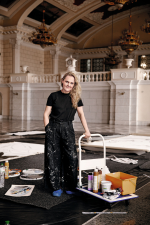 Цього літа художниця Леся Хоменко працювала в Червоній залі Центрального залізничного вокзалу Києва, яку перетворила на тимчасову студію. Там вона створила живописний твір ”Рух” розміром 21х12 метрів