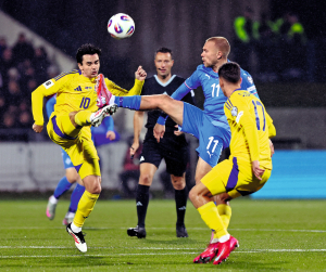 Футболісти збірної України Микола Шапаренко (№10) та Георгій Судаков ведуть боротьбу за м’яч з ісландцем Йоном Дагуром Торстейнссоном. Україна перемогла – 5:3. Рейк’явік, Ісландія, стадіон ”Лаугардсаволлюр”, 10 жовтня, 2025 року