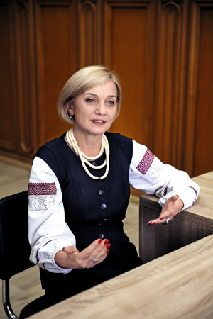 Олена ІВАНОВСЬКА, 57 років, Уповноважена із захисту державної мови. Народилася 10 березня 1968 року в місті Кам’янець-Подільський. Батько – вчитель географії, мати – вчителька початкових класів. Закінчила філологічний факультет, а потім – аспірантуру кафедри фольклористики Київського університету імені Тараса Шевченка. 2007-го захистила докторську дисертацію на тему ”Суб’єктно-образна система фольклору: категоріальний аспект”. Із 1995-го працює в Київському університеті, у 2007–2019 роках завідувала кафедрою фольклористики Інституту філології. Членкиня вченої ради інституту та спеціалізованої ради із захисту дисертацій. З 15 липня 2025 року – Уповноважена із захисту державної мови. Видала близько 130 наукових праць, присвячених фольклористиці та українському звичаєвому праву. Здійснювала наукове консультування багатьох культурних проєктів, зокрема анімаційного фільму ”Мавка. Лісова пісня”. Любить готувати й частувати друзів. До війни захоплювалася подорожами за кермом