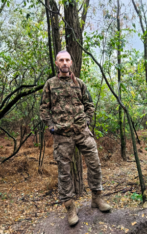 Артем Холодов 49 років, військовий, автомеханік Народився 1976 року в Донецьку. Батько був лікар. Мати – домогосподарка. Закінчив Донецький індустріальний технікум за спеціальністю ”Технічне обслуговування та ремонт автомобілів і двигунів”. 17 років працював автомеханіком, а згодом мотомеханіком у Донецьку. ”Там залишив своє здоров’я – коліно, хребет”. У грудні 2014-го з родиною втекли від війни в Одесу. Там поміняв із десяток місць роботи, поки не влаштувався таксистом і так працював чотири роки. Влітку цього року приєднався до лав Збройних сил України. Служить у 109 окремій бригаді територіальної оборони. У шлюбі. Дружина Ольга – адміністратор у салоні краси. Мають трьох доньок. Захоплюється мототехнікою. Часто подорожував на скутері, 2008 року здійснив мандрівку у Крим. Очолював клуб Donbass Scooter Clan. ”Ми влаштовували багато крутих заходів. Але Раша це все перекреслила. Тому 15 грудня 2014-го був змушений їхати на максискутері з Донецька до Одеси. Не хотілося там залишати свого двоколісного коня, це було єдине дороге для нас рухоме майно. Проїхав три ДНРівських блокпости, де мене обшукували. Було страшно, адже тоді люди за містом просто зникали”