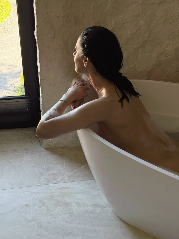 Маша Ефросинина снялась топлес в ванной