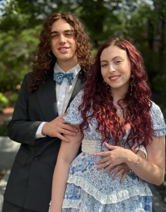 Вадим Буряковський сказав, що його донька Марія вже доросла та живе за кордоном. Він зазначив, що не може спілкуватися з зятем через слабке знання англійської мови