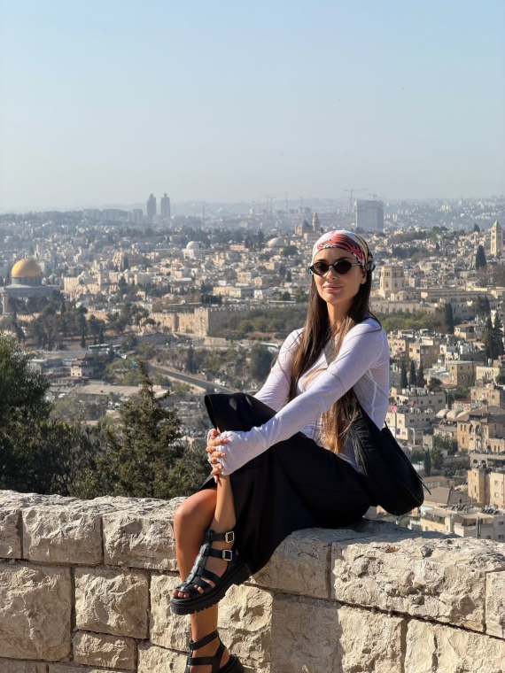 Ксенія Мішина відпочивала в Єрусалимі та поділилася ніжними кадрами з батьком і сином