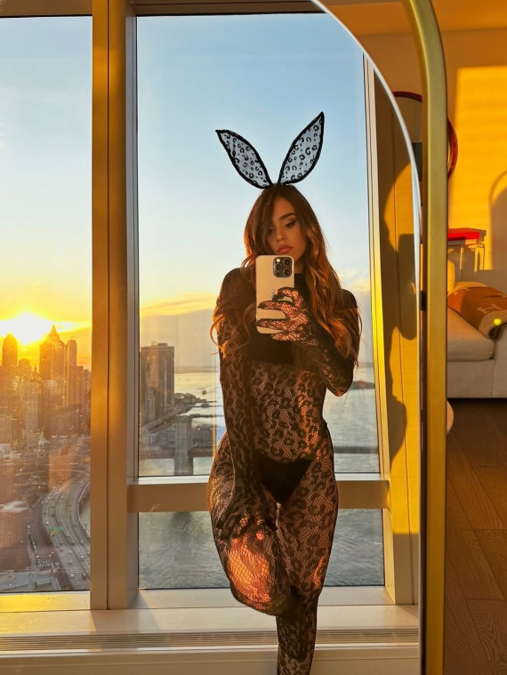 Янет Гарсія влаштувала сексуальну зйомку перед дзеркалом і на тлі панорманого вікна