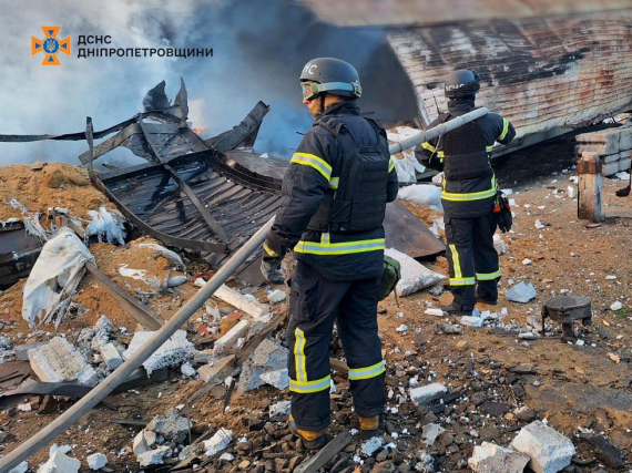 Спасатели ликвидируют последствия российских ударов по Днепру и общинам области
