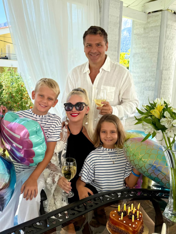 Катерина Бужинська розповіла, що заробляє близько  тисяч на місяць і витрачає кошти переважно на творчість та дітей. Одяг їй дарують українські бренди, тож на нього грошей не витрачає