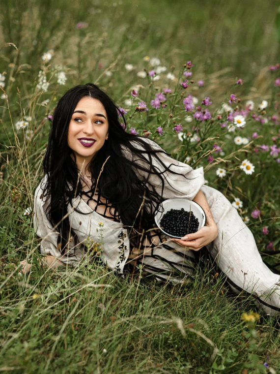 Fiїnka рассказала, что ее бабушка прожила 95 лет благодаря тесной связи с природой, активному образу жизни и ежедневной порции настойки из джинджуры