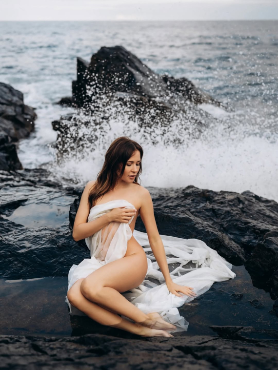 Наталья Денисенко поразила поклонников откровенным образом из фотосессии на побережье Черного моря