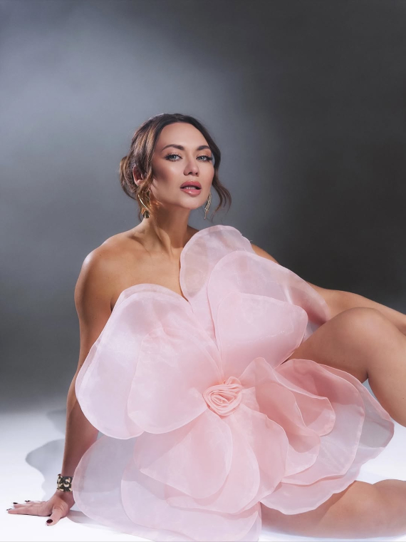 Анна Саліванчук показала ніжну зйомку в мінісукні