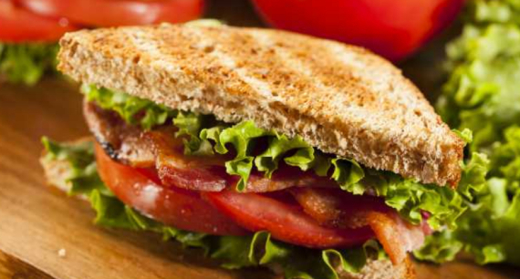 Club Sandwich - трислойний сендвіч з тостованим хлібом, м’ясом, беконом, салатом, томатом і майонезом - один із найвідоміших варіантів у США