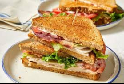 Club Sandwich - трислойний сендвіч з тостованим хлібом, м’ясом, беконом, салатом, томатом і майонезом - один із найвідоміших варіантів у США