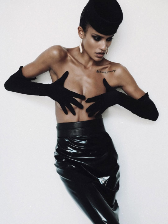 Нара Баптиста устроила горячую съемку топлес