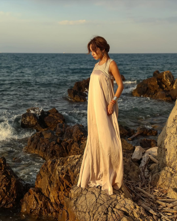 Катерина Кухар у ніжному образі знялася на морському узбережжі