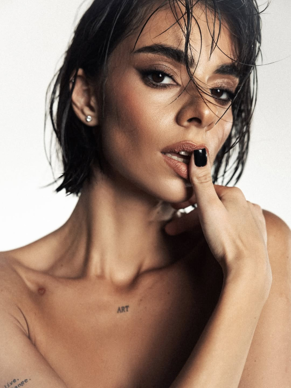 Раніше блогерка працювала менеджеркою у туристичній компанії своїх батьків