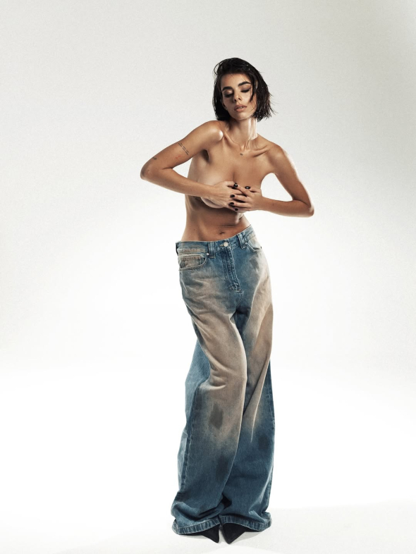 Жінка підтримує форму спортом, але до пластичних операцій не вдавалася 