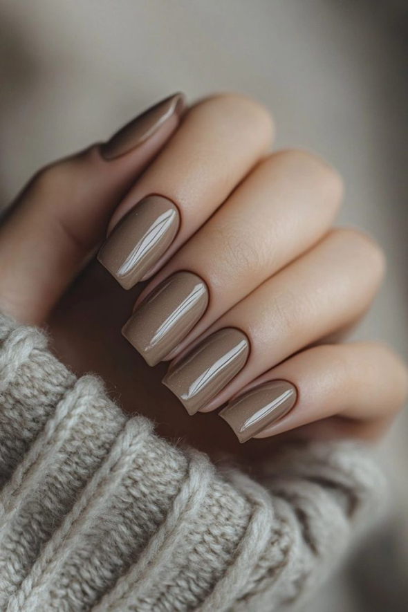 Дизайни манікюру на листопад поєднують глибину кольору, стримані акценти та естетику, що підкреслює форму й настрій сезону