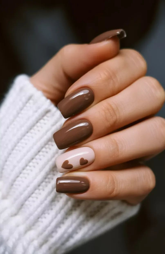 Дизайни манікюру на листопад поєднують глибину кольору, стримані акценти та естетику, що підкреслює форму й настрій сезону