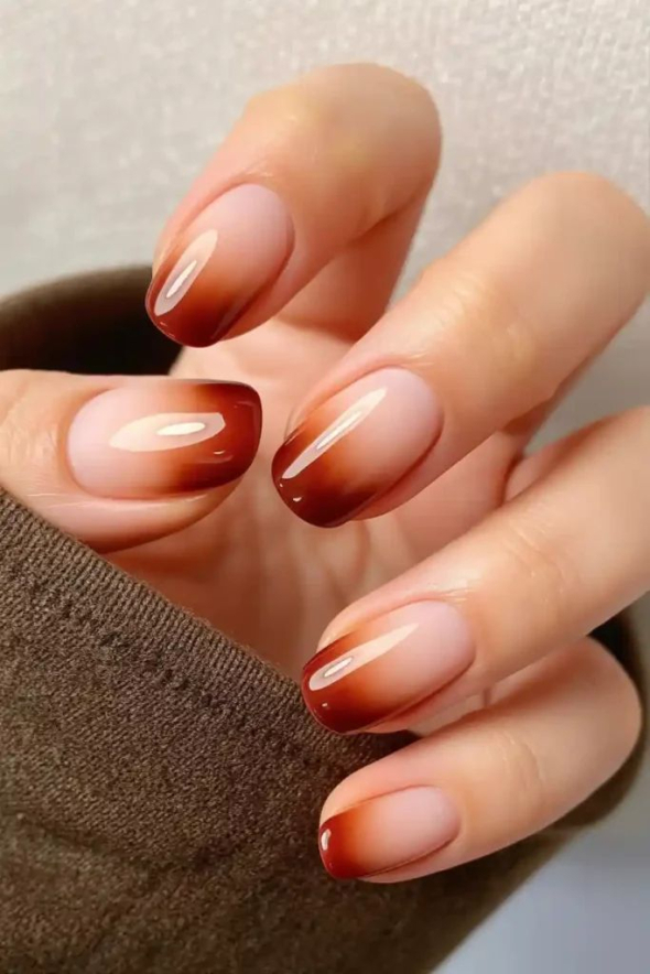 Дизайни манікюру на листопад поєднують глибину кольору, стримані акценти та естетику, що підкреслює форму й настрій сезону