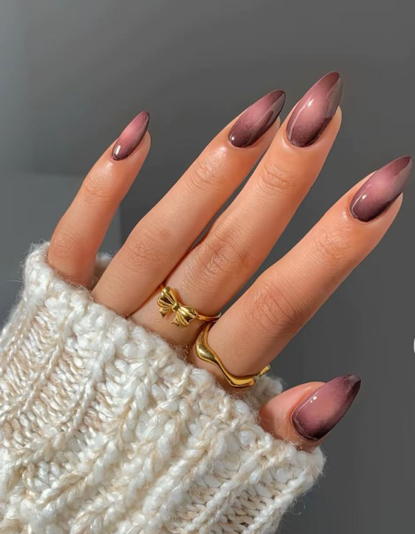 Дизайни манікюру на листопад поєднують глибину кольору, стримані акценти та естетику, що підкреслює форму й настрій сезону