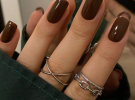 Дизайни манікюру на листопад поєднують глибину кольору, стримані акценти та естетику, що підкреслює форму й настрій сезону