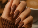Дизайни манікюру на листопад поєднують глибину кольору, стримані акценти та естетику, що підкреслює форму й настрій сезону