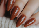 Дизайни манікюру на листопад поєднують глибину кольору, стримані акценти та естетику, що підкреслює форму й настрій сезону