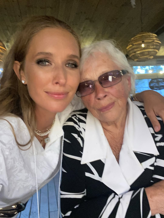 Екатерина Осадчая поздравила бабушку Раю с днем рождения и поделилась трогательными семейными фото