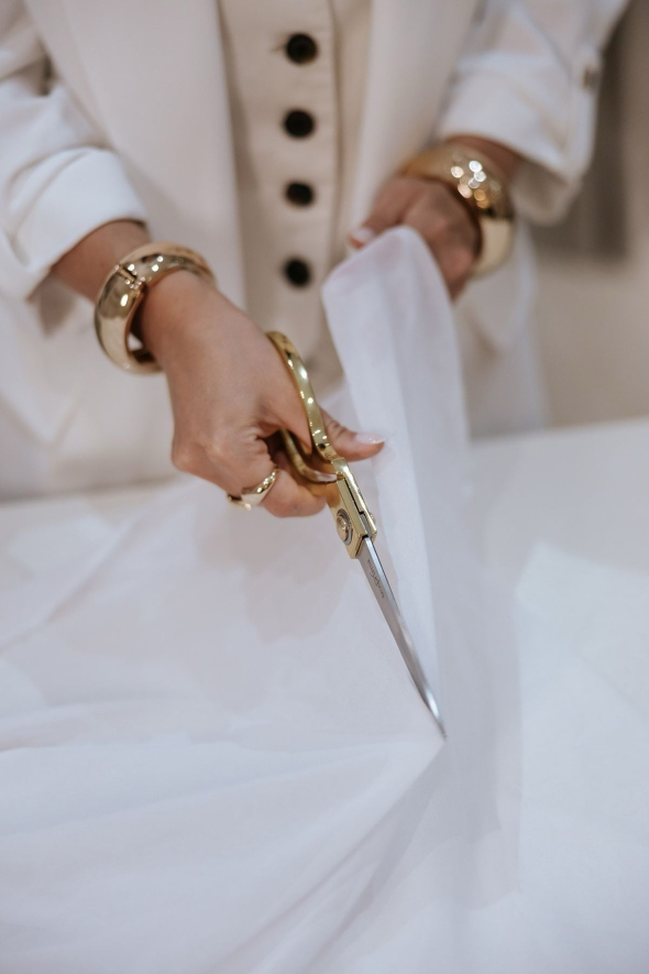 Сукня, обручка, келихи, фотоальбом: що робити з весільними речами після розлучення, якщо не викидати