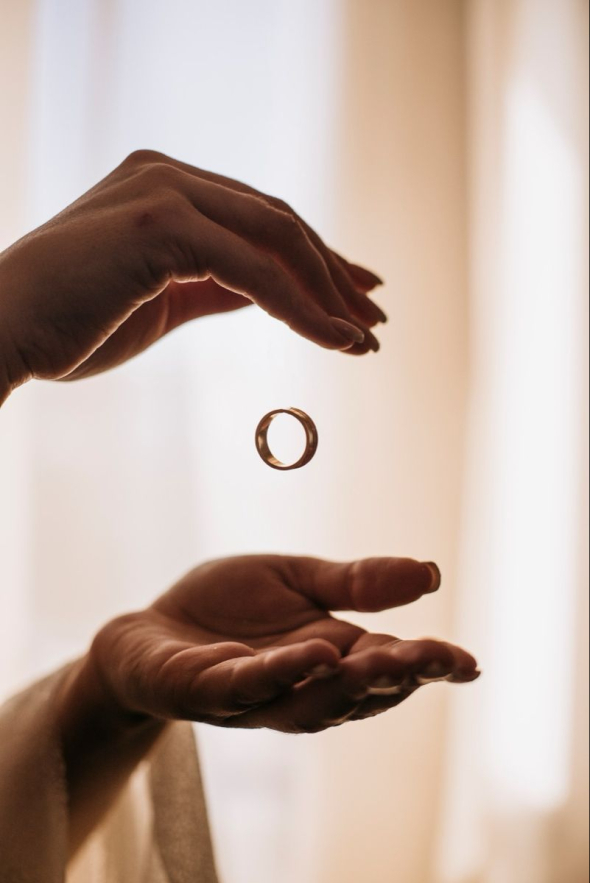 Сукня, обручка, келихи, фотоальбом: що робити з весільними речами після розлучення, якщо не викидати