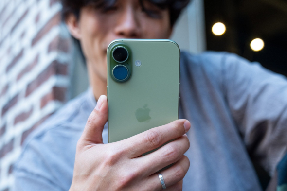 Новий Айфон 17 - з підтримкою штучного інтелекту на новому рівні, оновленою операційною системою iOS 26, надпотужним чіпом, топовими камерами Fusion System та якісним дисплеєм