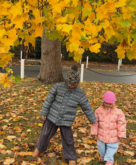 Рози Хантингтон-Уайтли поделилась трогательными кадрами с детьми и поразила поклонников стильными осенними образами