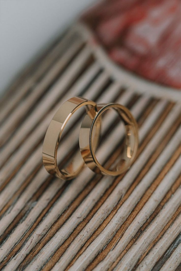 Сучасні пари дедалі частіше обирають срібні або комбіновані обручки як альтернативу класичному золоту, яке досі домінує у традиційних весільних церемоніях