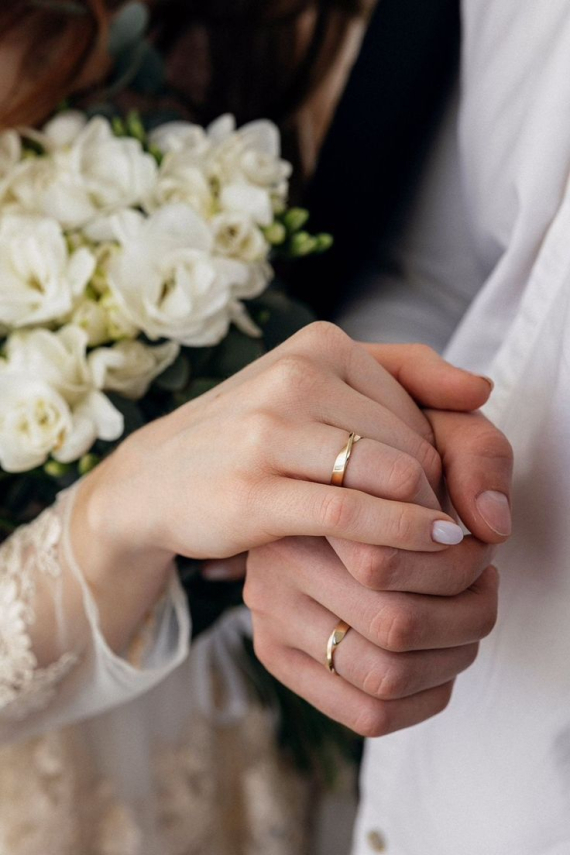 Сучасні пари дедалі частіше обирають срібні або комбіновані обручки як альтернативу класичному золоту, яке досі домінує у традиційних весільних церемоніях
