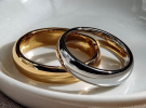 Сучасні пари дедалі частіше обирають срібні або комбіновані обручки як альтернативу класичному золоту, яке досі домінує у традиційних весільних церемоніях