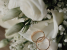 Сучасні пари дедалі частіше обирають срібні або комбіновані обручки як альтернативу класичному золоту, яке досі домінує у традиційних весільних церемоніях