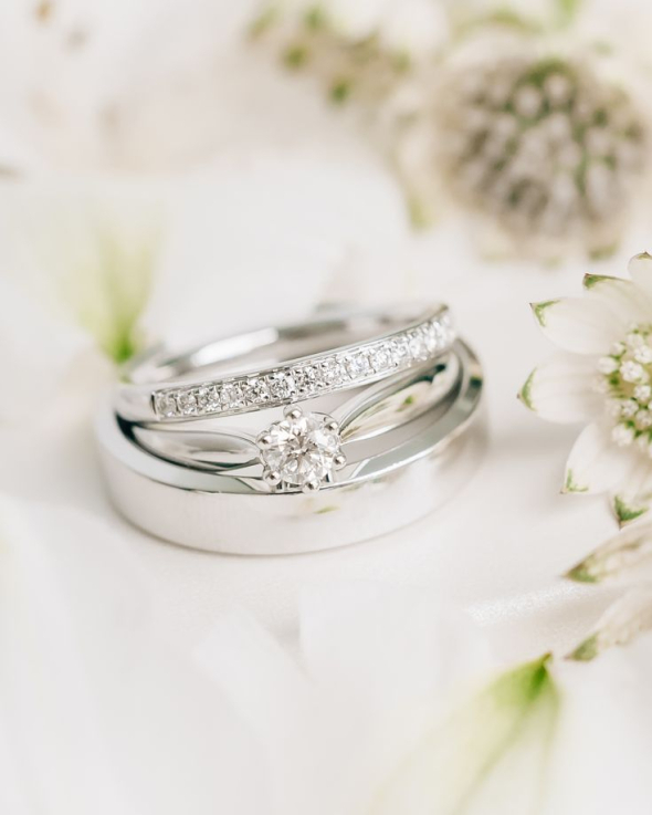 Сучасні пари дедалі частіше обирають срібні або комбіновані обручки як альтернативу класичному золоту, яке досі домінує у традиційних весільних церемоніях