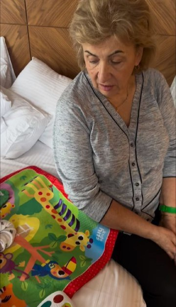 Леся Никитюк показала мать и подарки к ее дню рождения