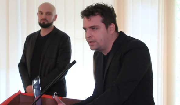 Режиссёр Илья Фрейман выступает с речью во время публичного мероприятия