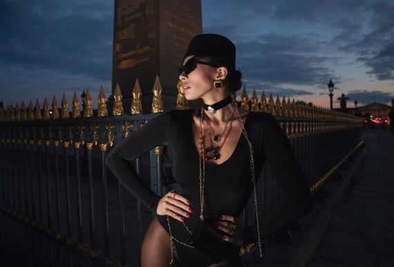 Анна Неплях показала стильный образ в вечернем Париже