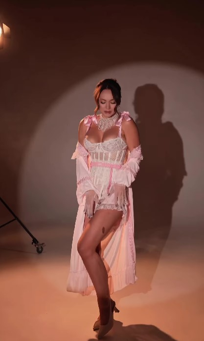 Анна Саліванчук влаштувала сексуальну фотосесію у рожевому пеньюарі