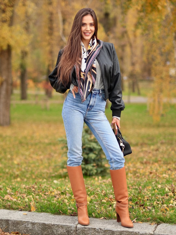 Даша Ульянова продемонстрировала стильный аутфит среди осенних пейзажей