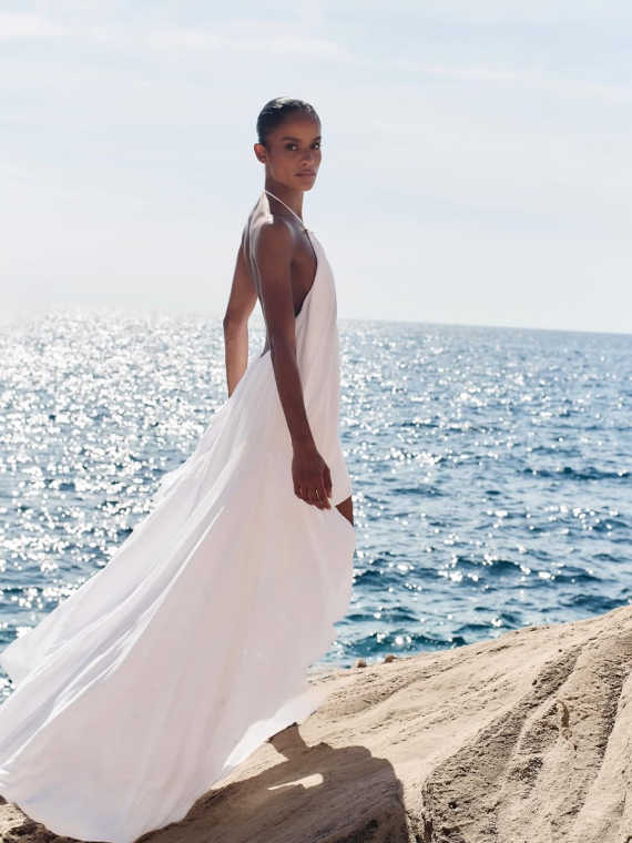 Нара Баптиста в белых платьях устроила чувственную фотосессию на фоне моря