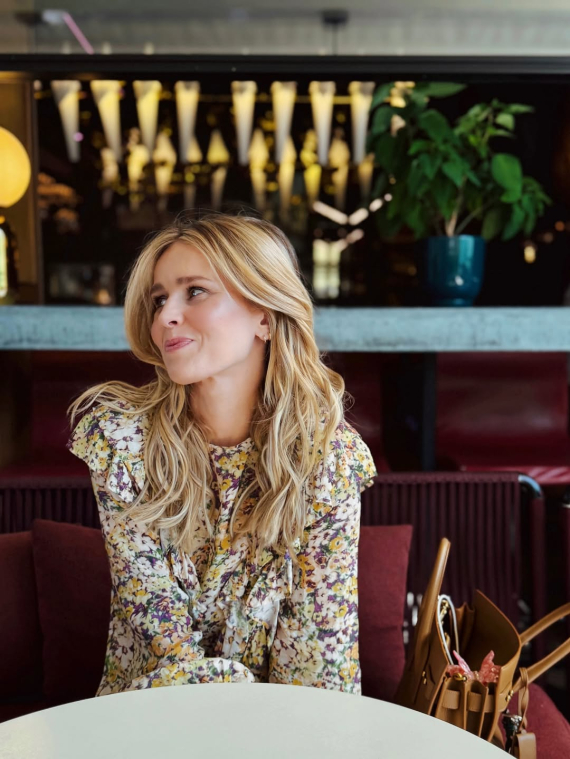 Екатерина Кузнецова сказала, что не пошла бы в шоу "Холостячка", потому что не смогла бы соблюдать правила. В то же время она заверила, что продолжает верить в любовь