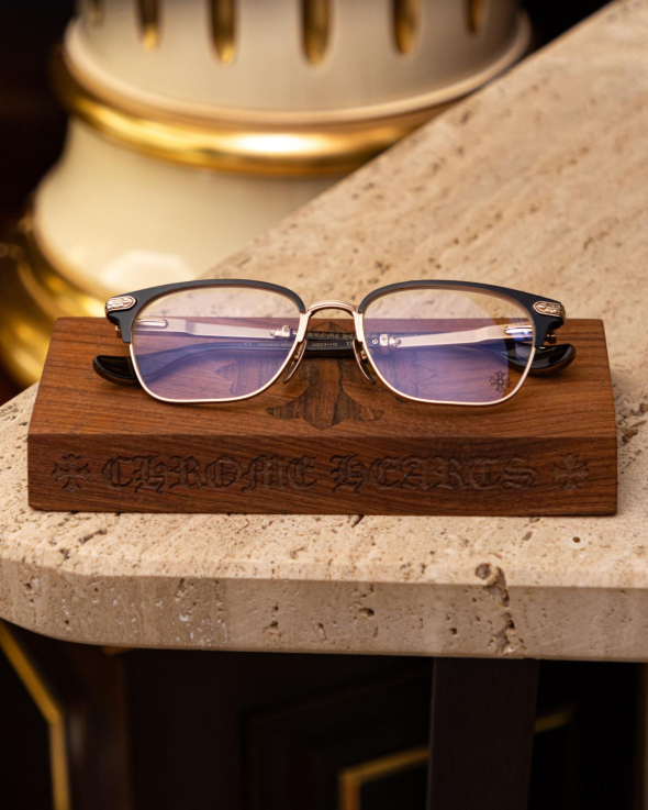 Стиль Chrome Hearts полягає у прояві індивідуальності та впевненості за допомогою виразних, високоякісних речей