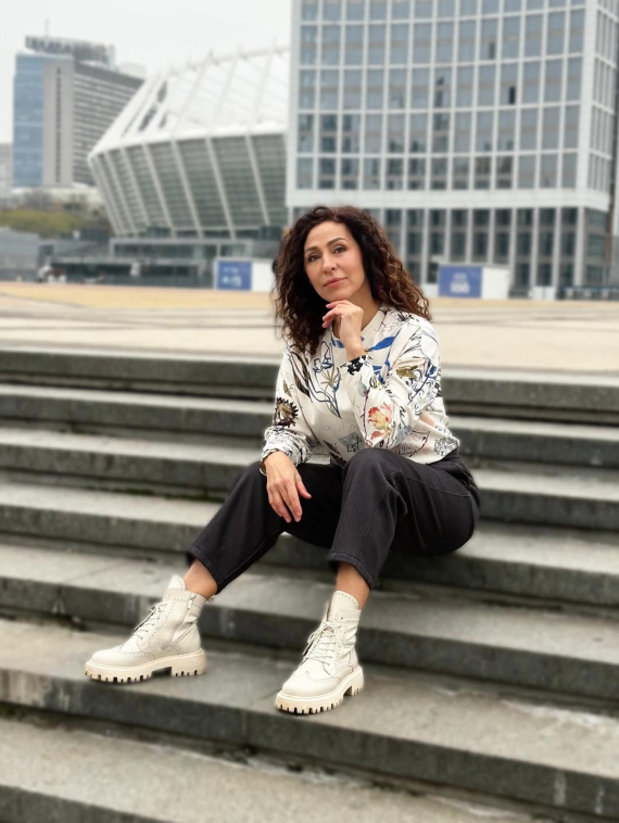 Надія Матвєєва у стильному образі влаштувала зйомку в Києві 