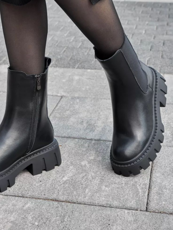 Андре Тан назвав взуття, яке більше не є актуальним - чопери, уггі, масивна підошва та анімалістичні принти