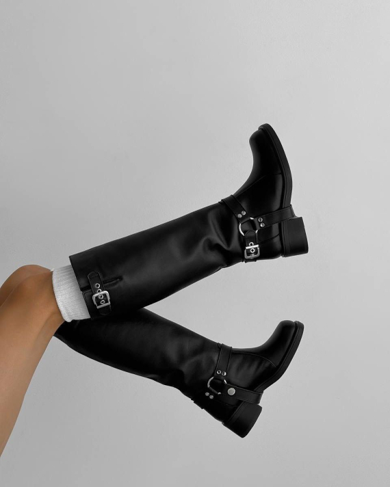 Андре Тан назвав взуття, яке більше не є актуальним - чопери, уггі, масивна підошва та анімалістичні принти