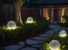 Освітлення садової доріжки у вечірній час без електроенергії: ідеї