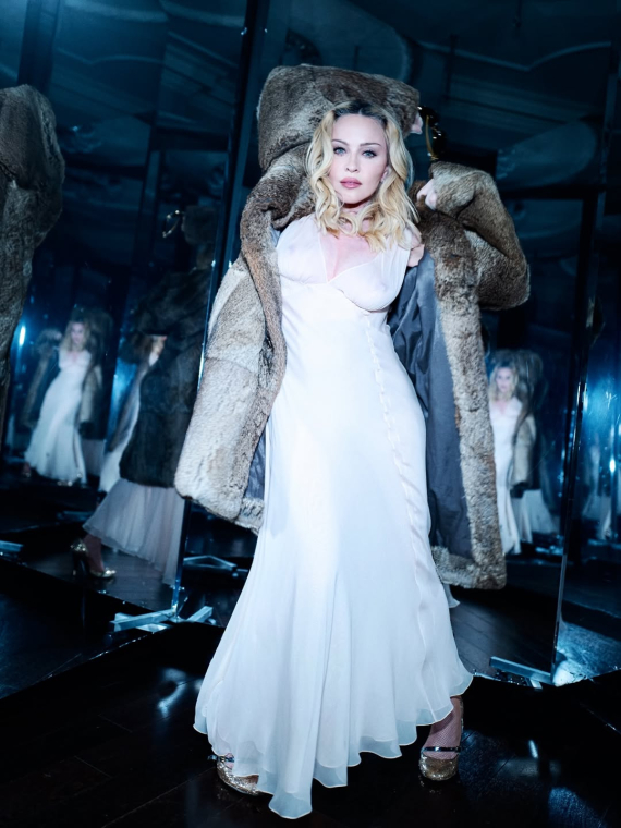 Мадонна устроила соблазнительную фотосессию среди зеркал