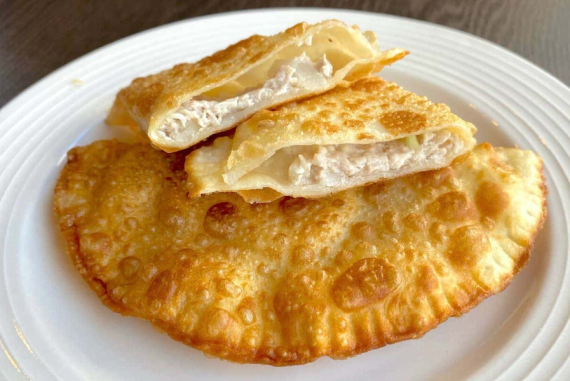 Чебуреки: рецепт приготування тонкого тіста зі скоринкою та соковитою начинкою